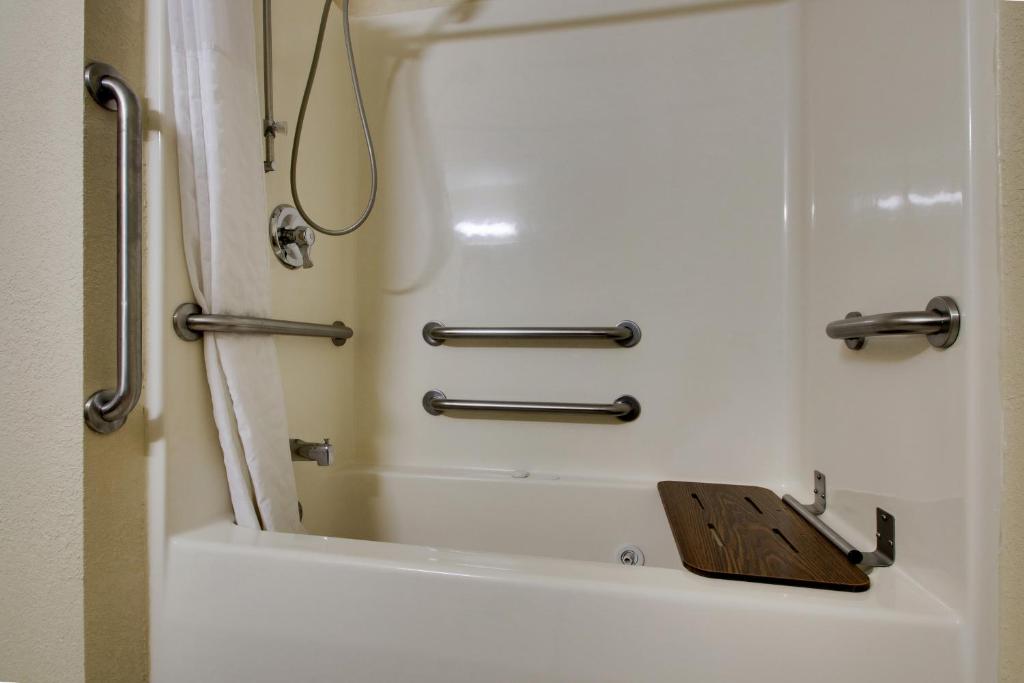 EverSpring Inn & Suites - Queen Room - Disability Access