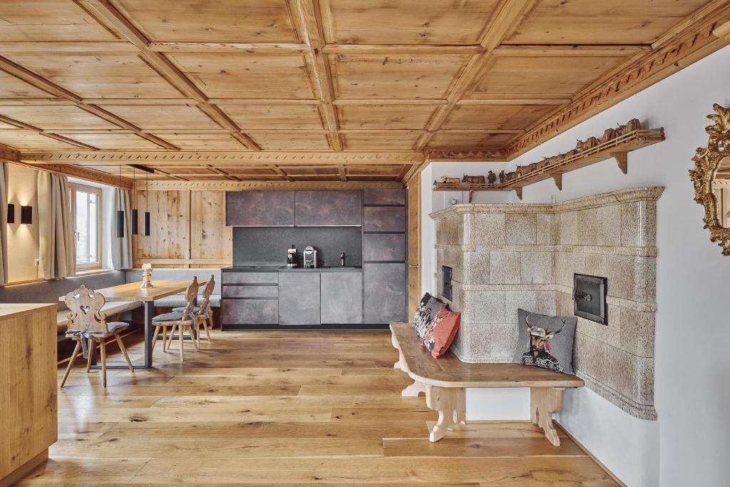eine Küche und ein Esszimmer mit Holzdecke in der Unterkunft Fernsicht Alpen-Apartments in Lech am Arlberg