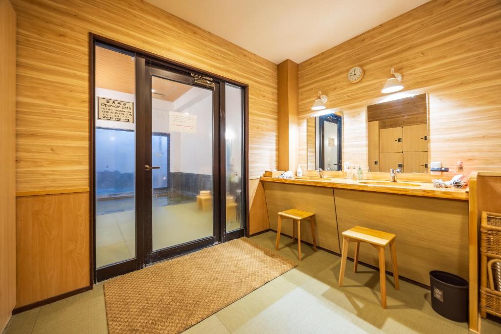 Baño con 2 lavabos y espejo en Hidamari Ichinoyu, en Hakone