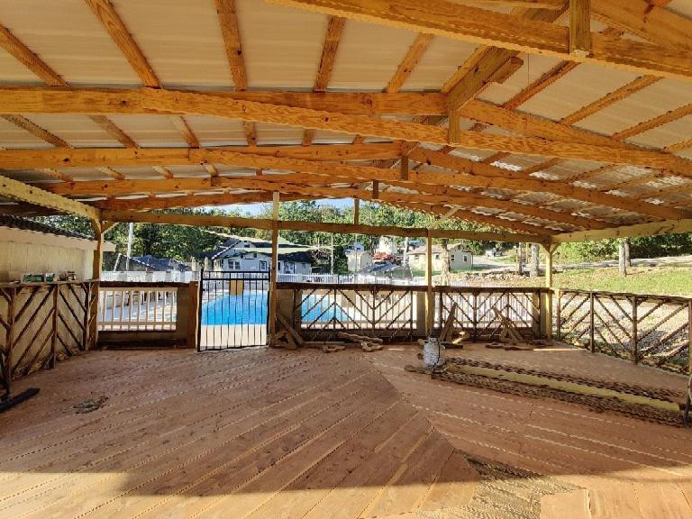 Bazén v ubytování Kellers Kove Cabin and RV Resort nebo v jeho okolí