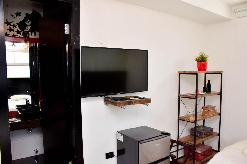 Una televisión o centro de entretenimiento en AlojaEasy