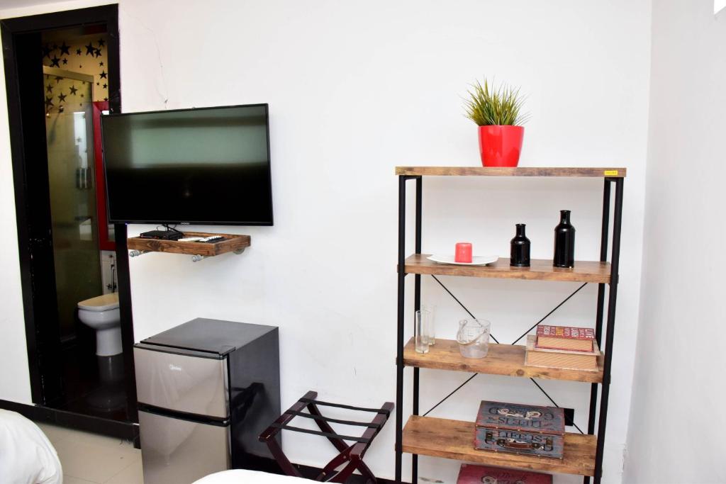 Una televisión o centro de entretenimiento en AlojaEasy