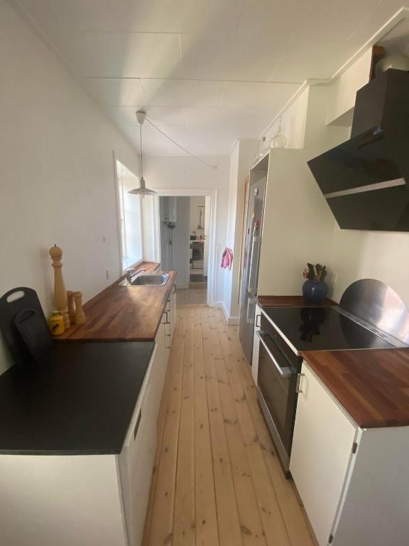 Kuchyň nebo kuchyňský kout v ubytování Cozy and Central