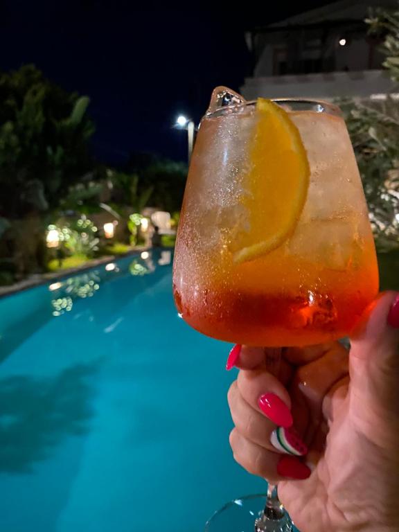 Michaella's Maissonete at Rafaella Resort italokat is kínál