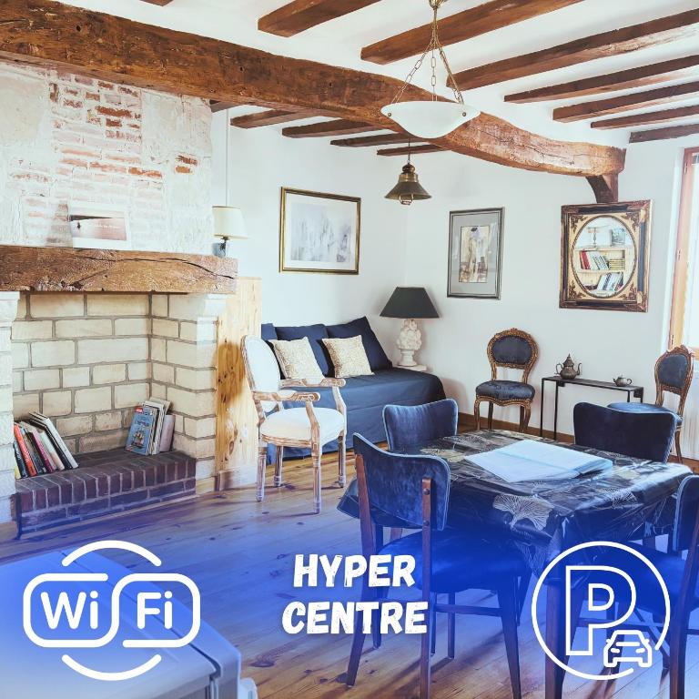 - un salon avec une table bleue et un canapé dans l'établissement La maison à rayures - Centre historique, à Honfleur