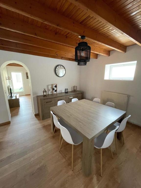 une salle à manger avec une table et des chaises en bois dans l'établissement Le Clos des galets, à Audresselles