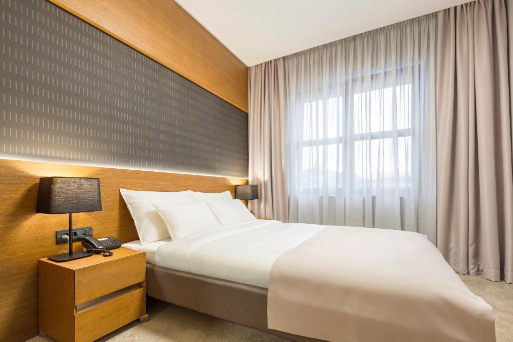 Postel nebo postele na pokoji v ubytování Hotel Orasac Garni