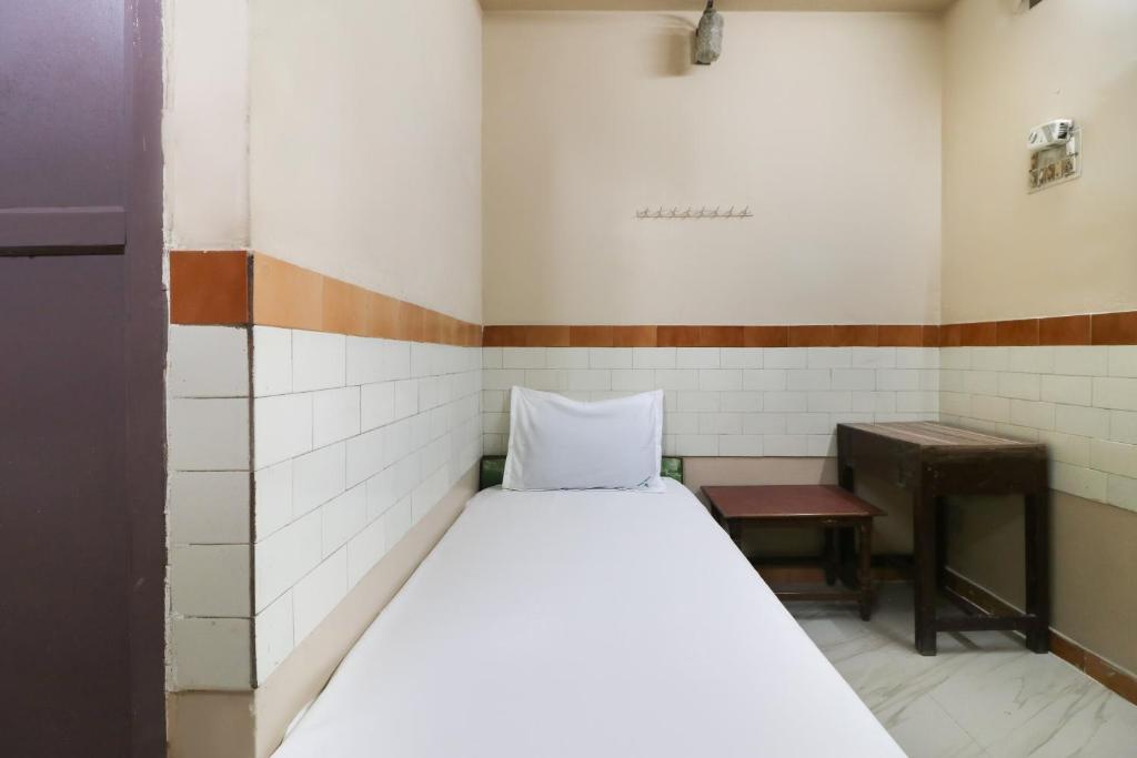 Postel nebo postele na pokoji v ubytování Hotel O Jayanthi Mansion