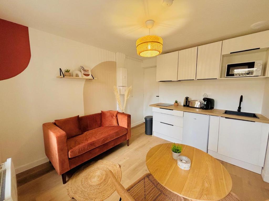 un salon avec un canapé et une table dans l'établissement TERRAVITA - Bel Appartement - Calais Centre, à Calais