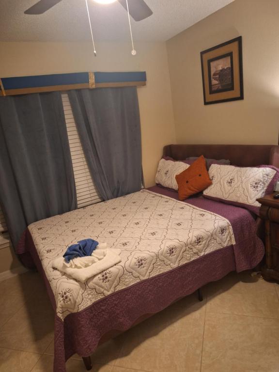 a bedroom with two beds and a window at Mozzy-Love Room in Orlando
