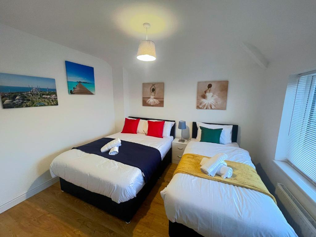 Ένα ή περισσότερα κρεβάτια σε δωμάτιο στο BetaHouse -3BR -Pool Table -Free parking -Spacious