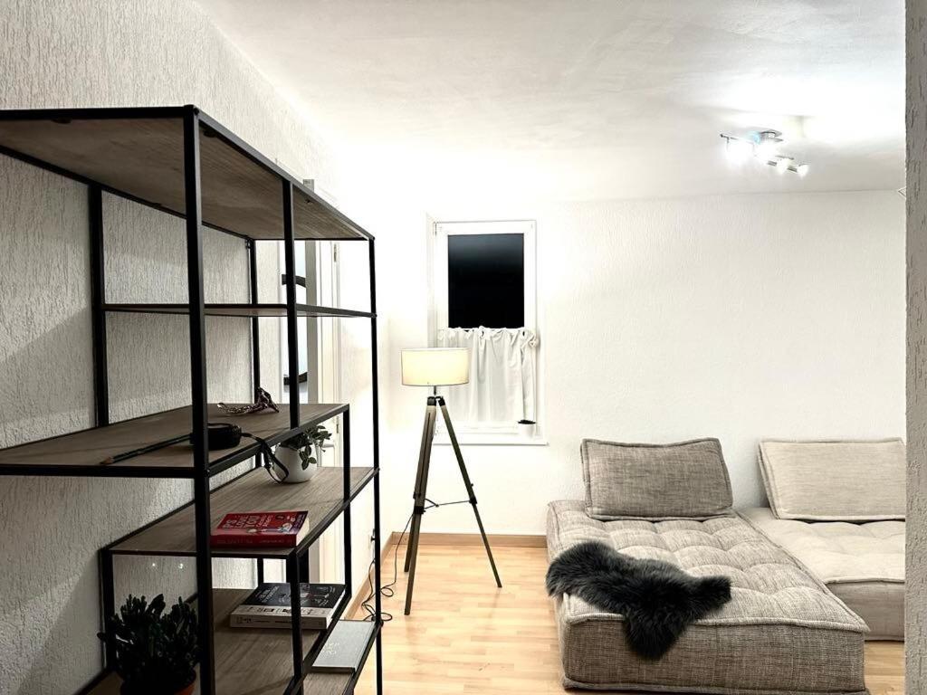 un salon avec un lit et un canapé dans l'établissement On 22nd, à Colmar