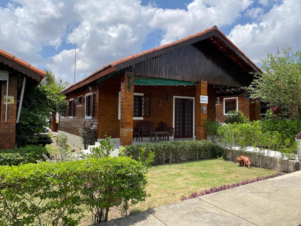 a brick house with a dog in front of it at Aconchego em Gravatá! Temporada in Gravatá