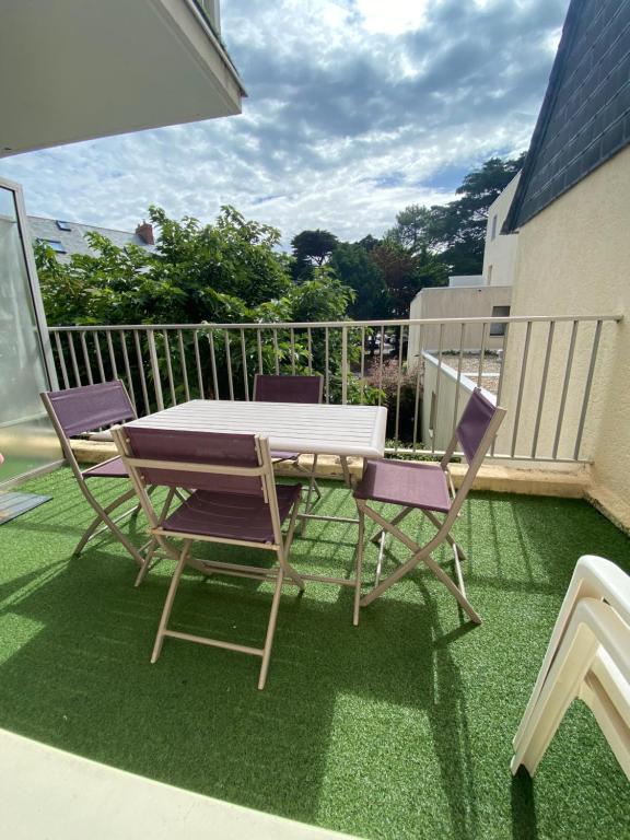 d'un balcon avec une table et des chaises. dans l'établissement Meublé La Baule Plage Benoit, à La Baule