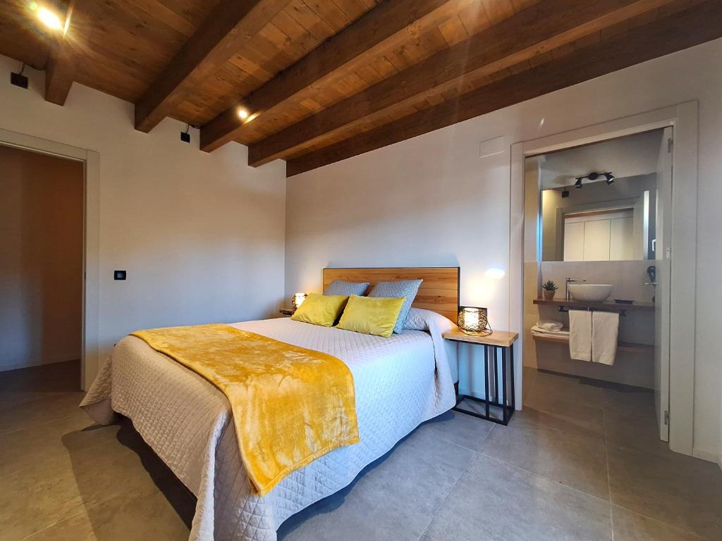 Postel nebo postele na pokoji v ubytování Apartament "Enclau" Turismo Rural Cal Rialla