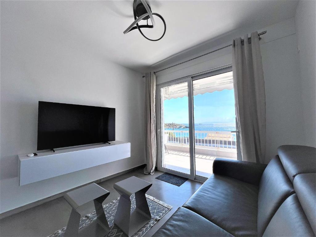 TV a/nebo společenská místnost v ubytování Apartment by the beach