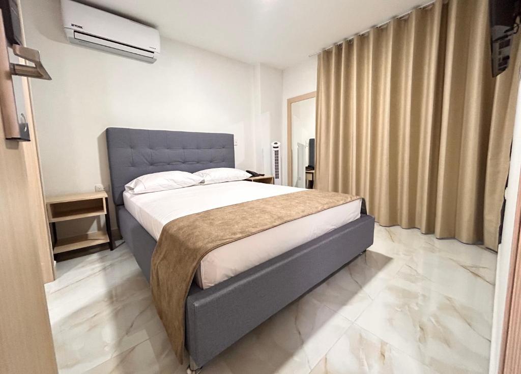 Postel nebo postele na pokoji v ubytování Hotel Plaza Mayor Itagui