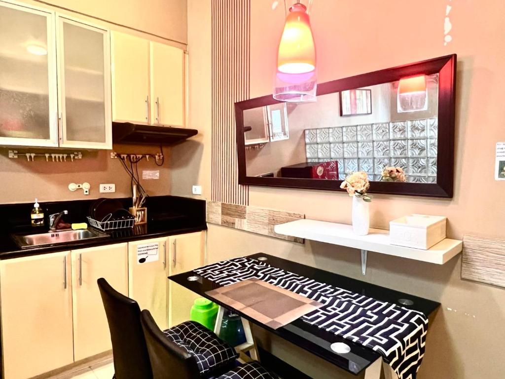 une cuisine avec une table et un comptoir dans l'établissement BGC Mckinley City Center Apartments - Global City, à Manille