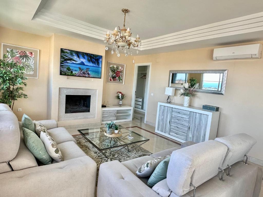 Televízia a/alebo spoločenská miestnosť v ubytovaní Mirador Panoramic Sea Views - Private villa