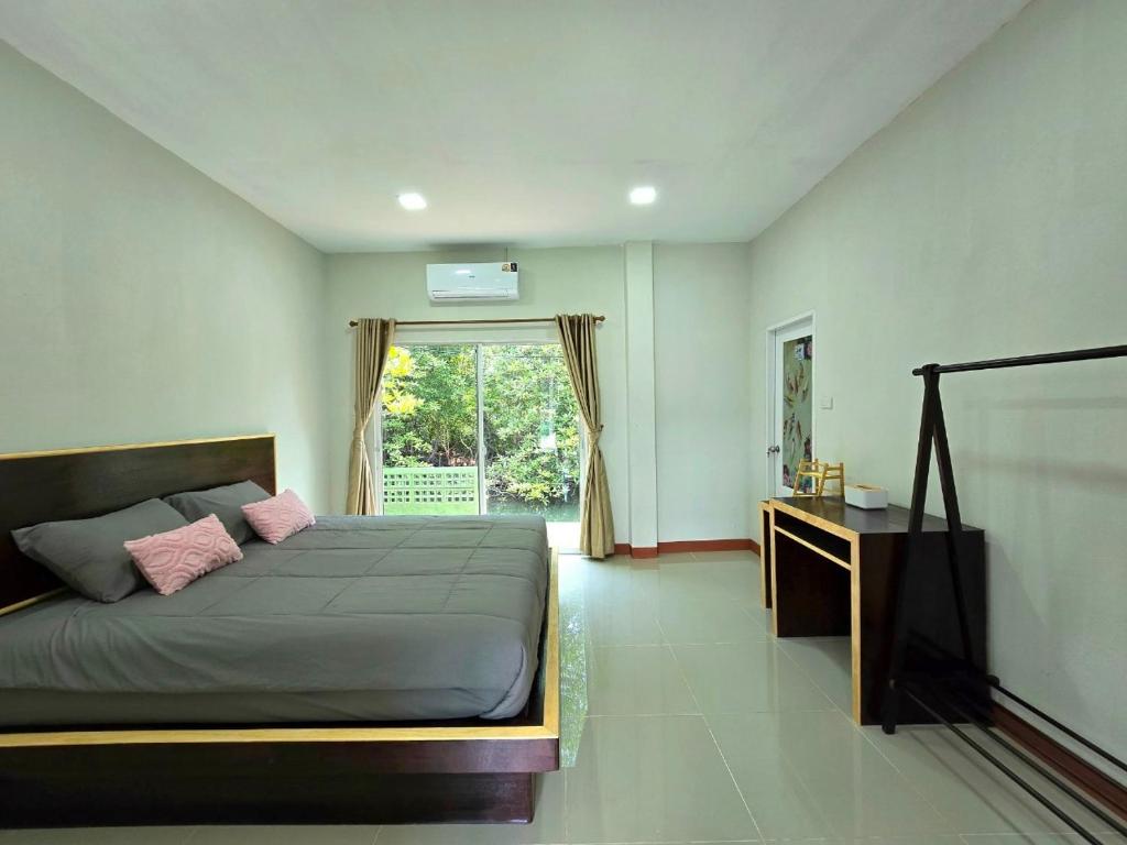 Ένα ή περισσότερα κρεβάτια σε δωμάτιο στο Aonang Riverside Home