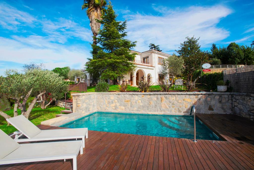 Villa Montjuic Gironaの敷地内または近くにあるプール