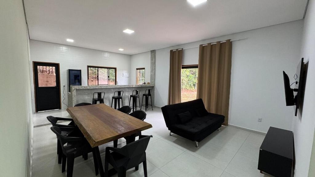 ein Esszimmer mit einem Tisch und einigen Stühlen in der Unterkunft Hospedagem Café São Thomé in São Thomé das Letras