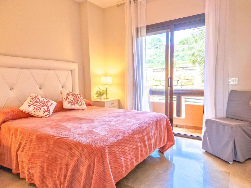 Postel nebo postele na pokoji v ubytování Apartment in Coto Real Duquesa - sea view & pools