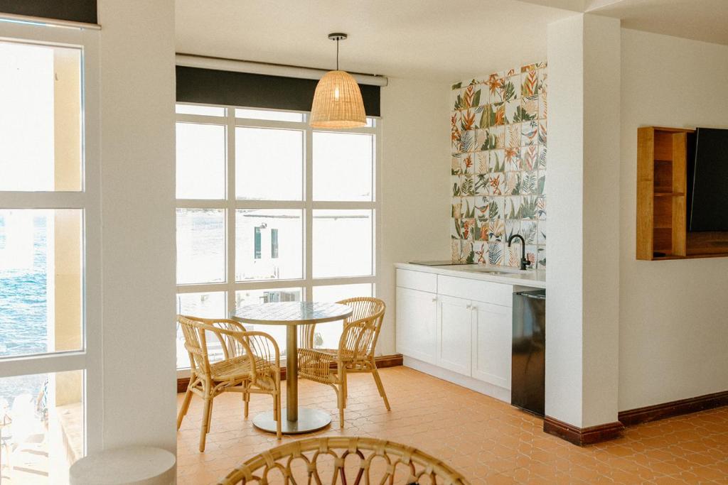 Kuchyň nebo kuchyňský kout v ubytování King Christian Hotel