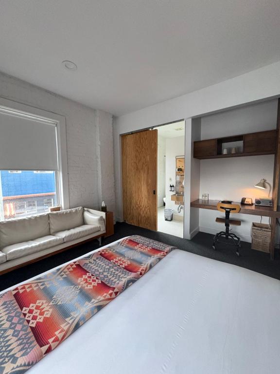 Postel nebo postele na pokoji v ubytování Ace Hotel Seattle