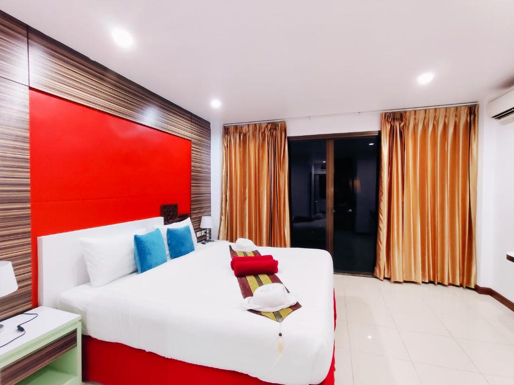 Postel nebo postele na pokoji v ubytování Patong Max Value Hotel