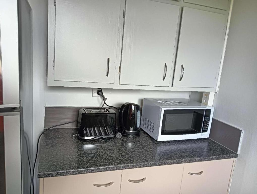 Served 3-Bedroom House A including 5 Double Beds, 1 Single Bed, and 2 King Sofa Beds - Resim 13