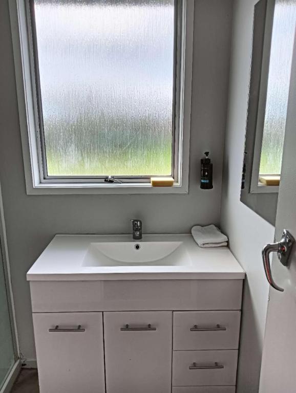 Served 3-Bedroom House A including 5 Double Beds, 1 Single Bed, and 2 King Sofa Beds - Resim 3