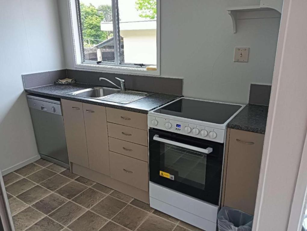 Served 3-Bedroom House A including 5 Double Beds, 1 Single Bed, and 2 King Sofa Beds - Resim 4