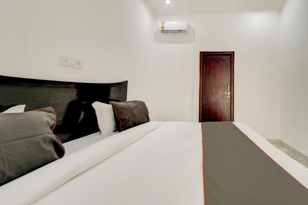 Postel nebo postele na pokoji v ubytování Hotel O BJ Residency