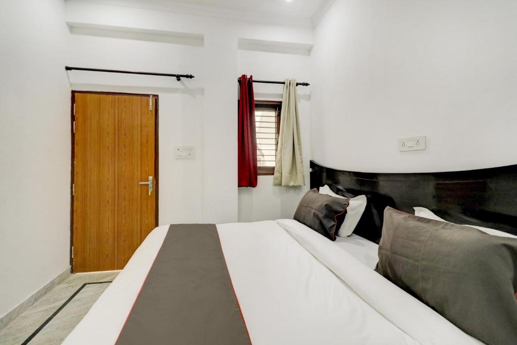 Postel nebo postele na pokoji v ubytování Hotel O BJ Residency
