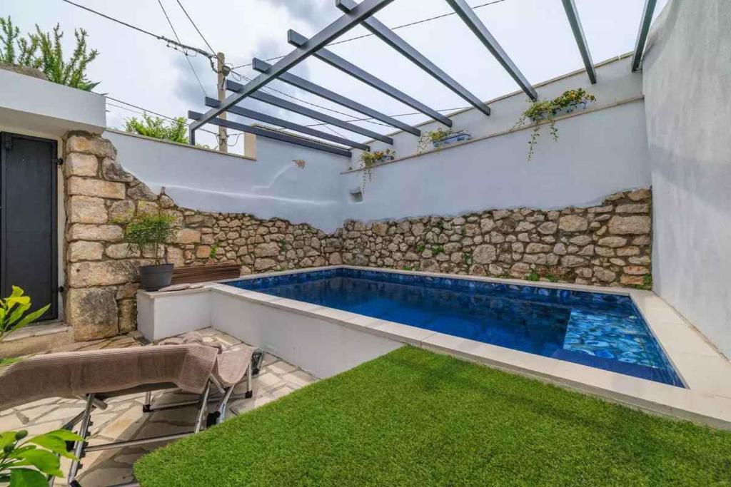 a swimming pool in the backyard of a house at Holiday home in Grizane 51206 in Grižane