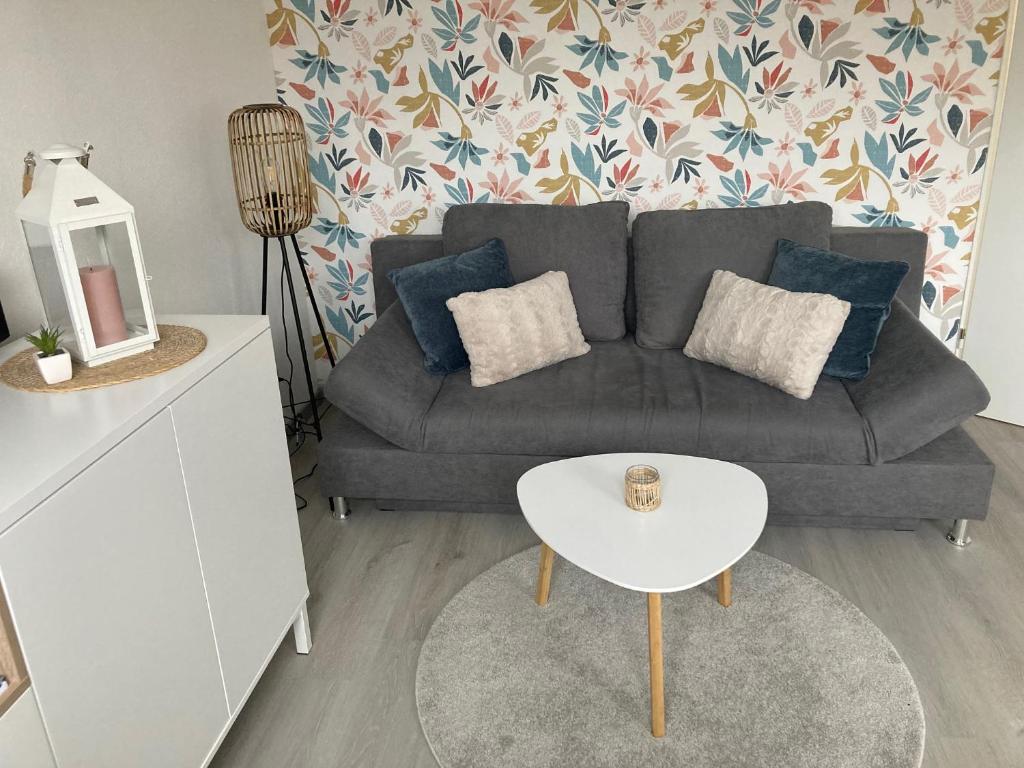 ヴァールブルクにあるFerienwohnung -Diemelaue-のソファとテーブルのあるリビングルーム
