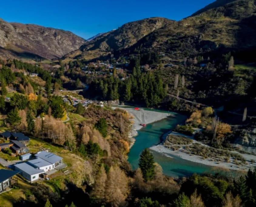 eine Luftansicht auf einen Fluss und einen Berg in der Unterkunft Huge &amp; Stylish on Shotover 4 Bedrooms in Queenstown