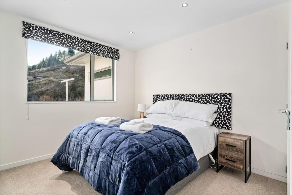 Ein Bett oder Betten in einem Zimmer der Unterkunft Huge &amp; Stylish on Shotover 4 Bedrooms