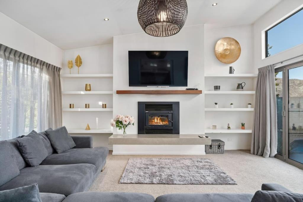 Ein Sitzbereich in der Unterkunft Huge &amp; Stylish on Shotover 4 Bedrooms
