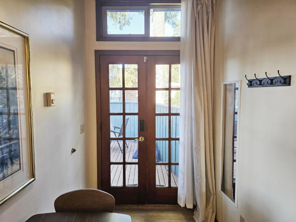 Private 2BR Amazing Lake Sammamish Views - Two-Bedroom House