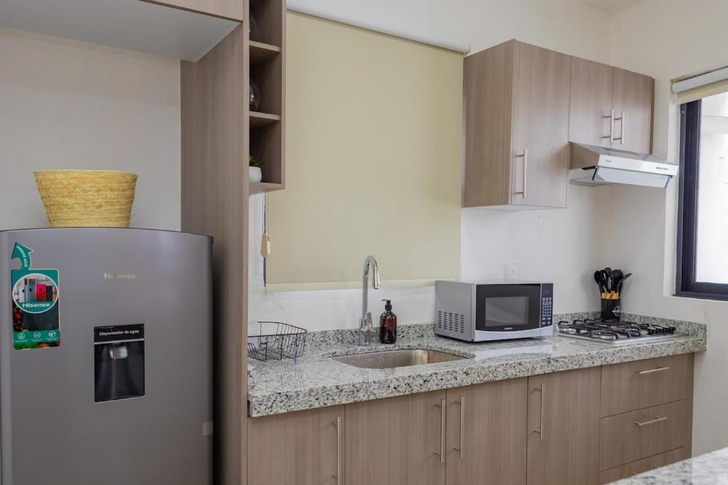 una cucina con frigorifero e lavello di NEW! Aldea Bamboo 1 Terraza & Centro a Cuernavaca