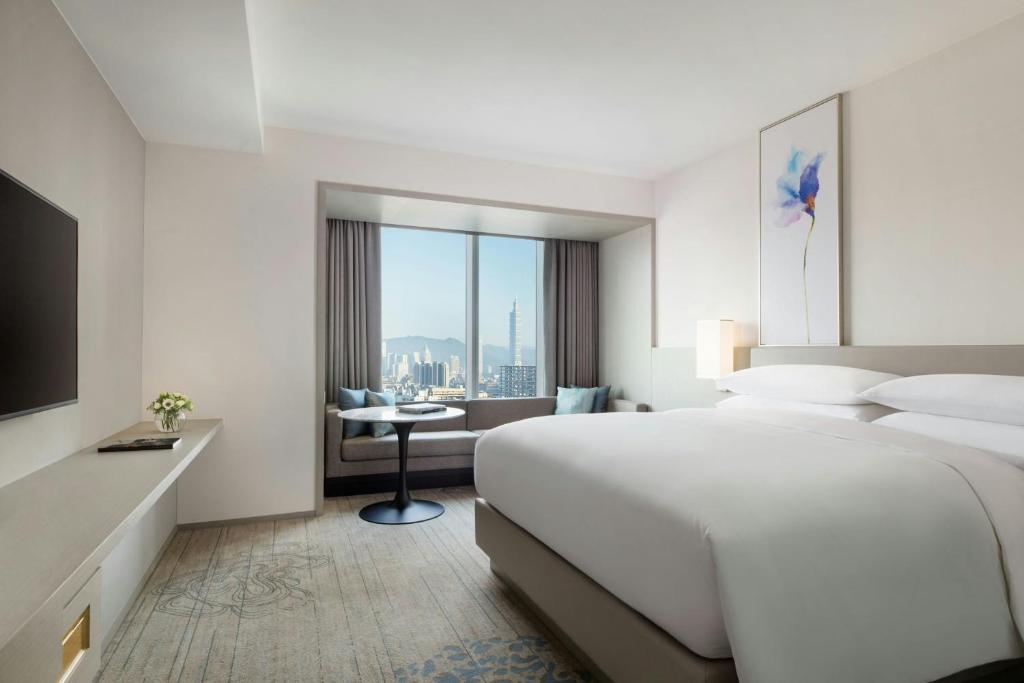 Postel nebo postele na pokoji v ubytování Courtyard by Marriott Taipei Downtown