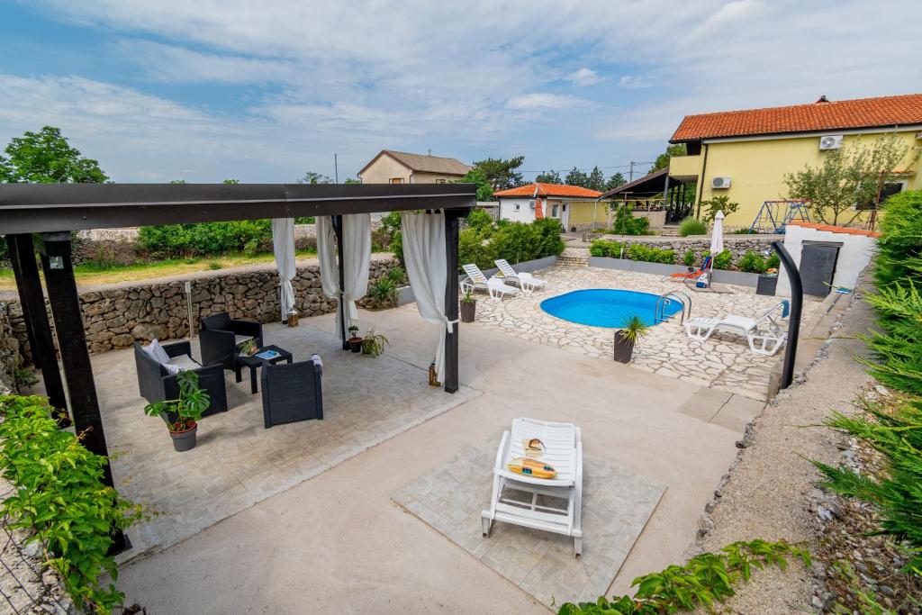 Bazén v ubytování Family-friendly apartments with swimming pools Krasica, Rijeka - 18059 nebo v jeho okolí