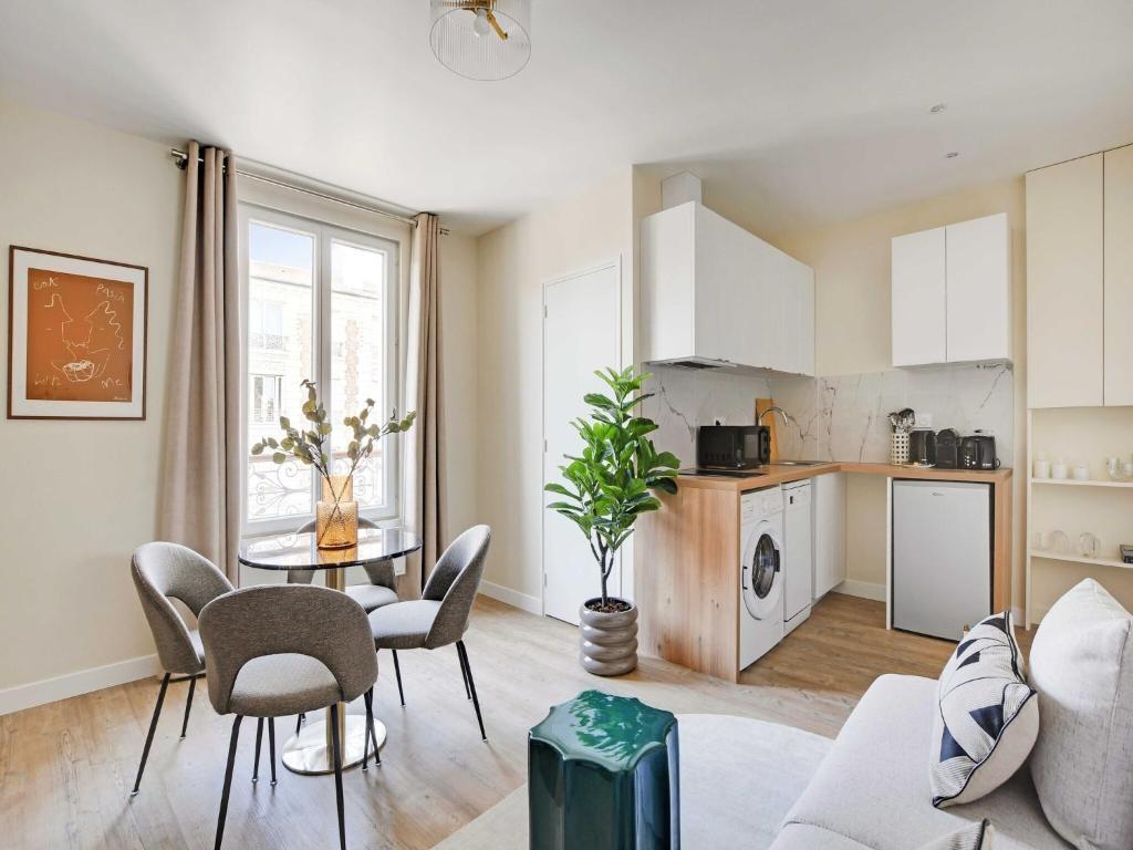 un salon avec une table et des chaises et une cuisine dans l'établissement Cosy apartment - 1BDR-4P - Ivry-sur-Seine, à Ivry-sur-Seine