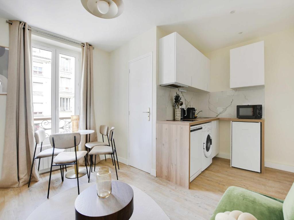 une cuisine et un salon avec une table et des chaises dans l'établissement Charming apartment - 1BDR-4P - Ivry-sur-Seine, à Ivry-sur-Seine