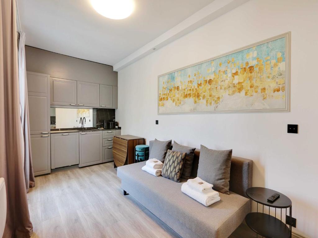 un salon avec un canapé et une cuisine dans l'établissement Chic apartment - 2BR 6P - Roquette, à Paris