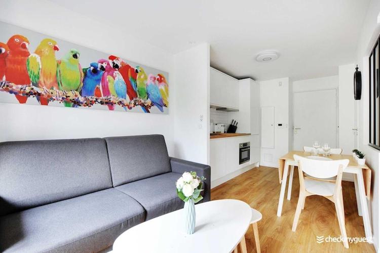 un salon avec un canapé et une table dans l'établissement Cozy apartment - 1BR 4P Montmartre Sacré C ur, à Paris