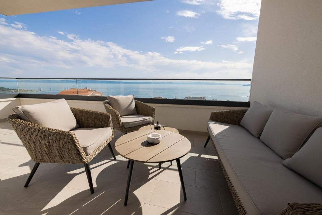 Apartments with parking space Makarska - 23931