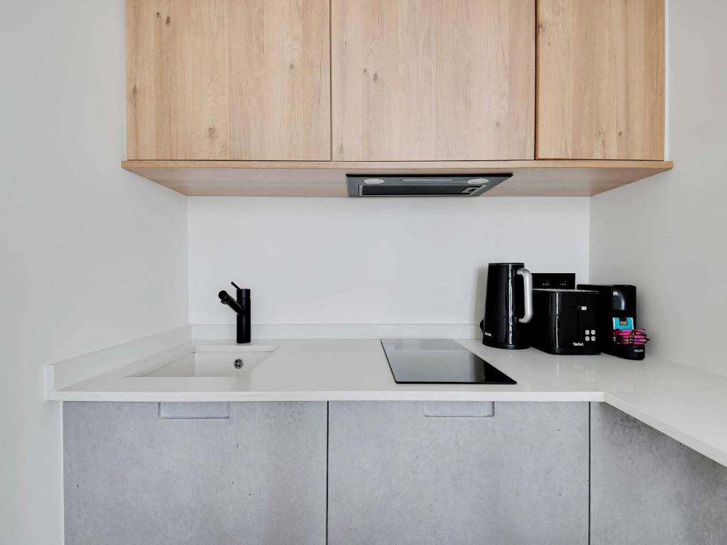 une cuisine avec un évier et un plan de travail dans l'établissement Perfect location - Gare de lyon Bastille, à Paris